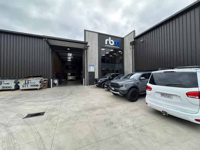 Large functional warehouse / office