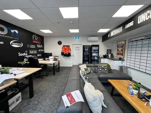 Large functional warehouse / office