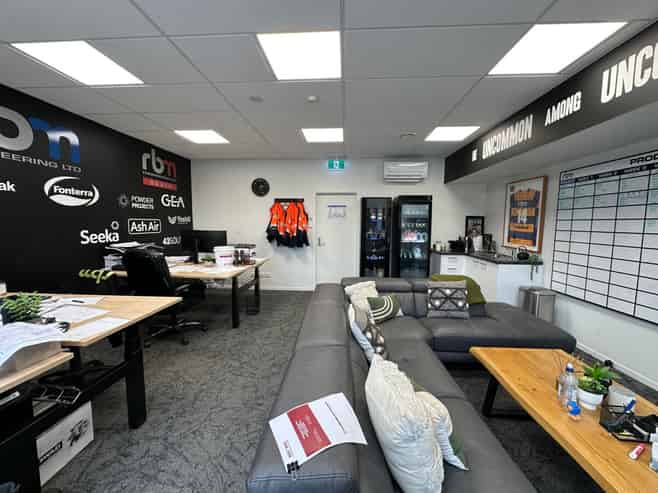 Large functional warehouse / office