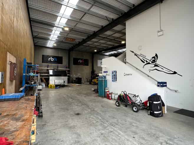 Large functional warehouse / office