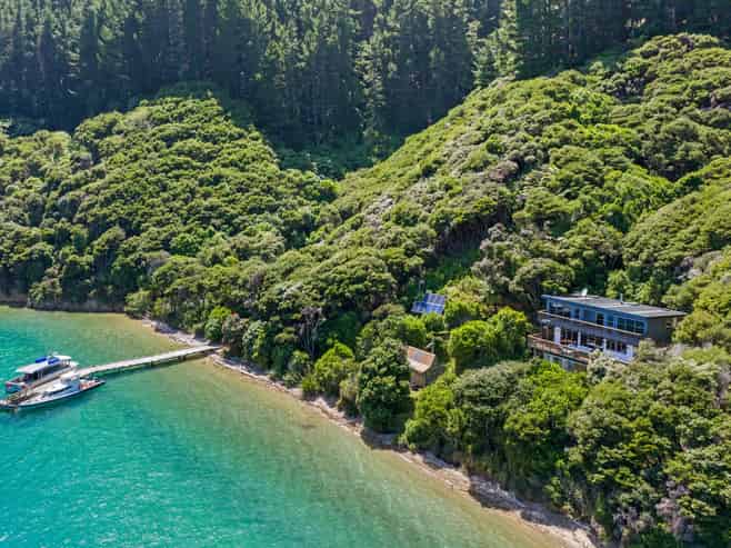  Burneys Beach, Arapaoa Island