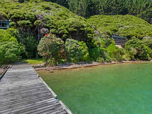  Burneys Beach, Arapaoa Island