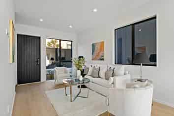 2/122 Leybourne Circle, Glen Innes