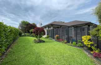 1  Bartlett Drive, Silverdale