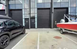 Warehouse in Prime Location For Lease