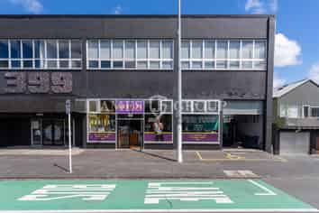 HIGH PROFILE KINGSLAND SHOWROOM OPPORTUNITY