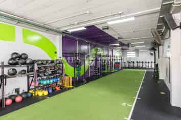 HIGH PROFILE KINGSLAND SHOWROOM OPPORTUNITY