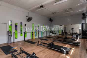 HIGH PROFILE KINGSLAND SHOWROOM OPPORTUNITY