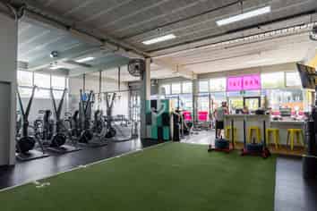 HIGH PROFILE KINGSLAND SHOWROOM OPPORTUNITY