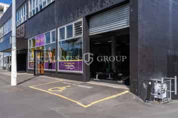 HIGH PROFILE KINGSLAND SHOWROOM OPPORTUNITY