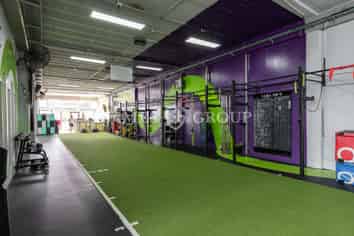 HIGH PROFILE KINGSLAND SHOWROOM OPPORTUNITY