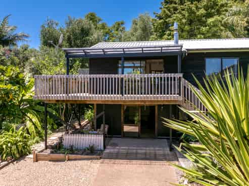 32 Ocean Road, Surfdale