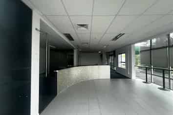 Ground floor office with 5 parks