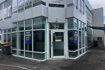 Ground floor office with 5 parks