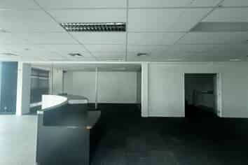 Ground floor office with 5 parks