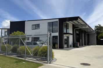 Office & warehouse space in an accessible location