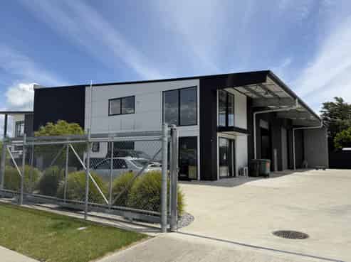 Office & warehouse space in an accessible location