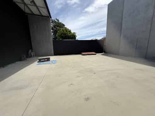 Office & warehouse space in an accessible location