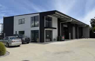 Office & warehouse space in an accessible location