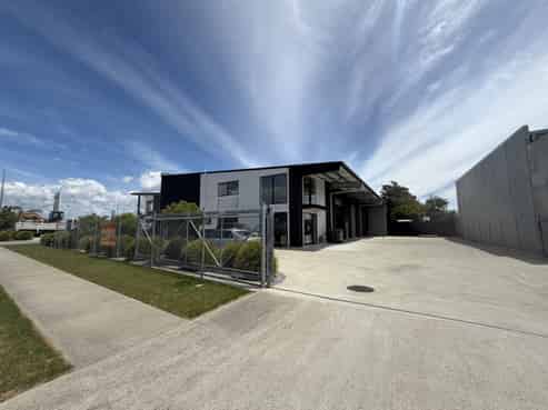 Office & warehouse space in an accessible location