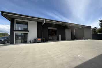 Office & warehouse space in an accessible location