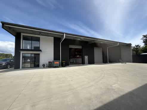 Office & warehouse space in an accessible location