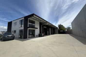 Office & warehouse space in an accessible location