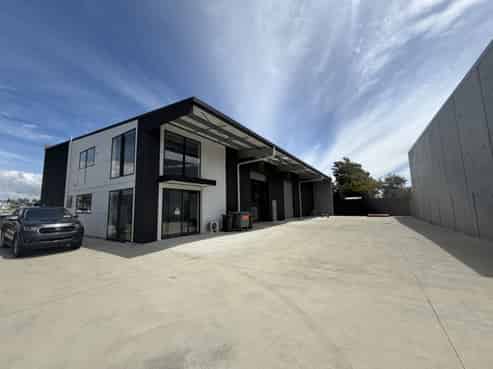 Office & warehouse space in an accessible location