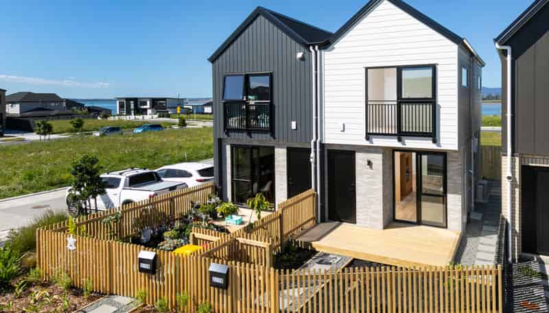 2/18 Scott Road, Hobsonville