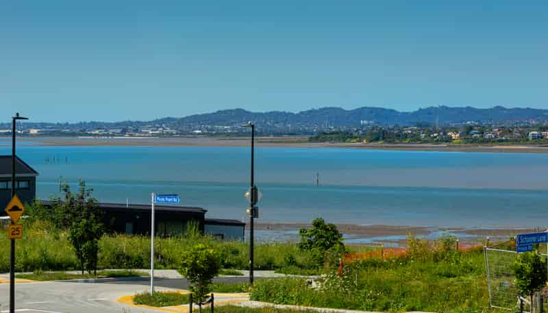 2/18 Scott Road, Hobsonville