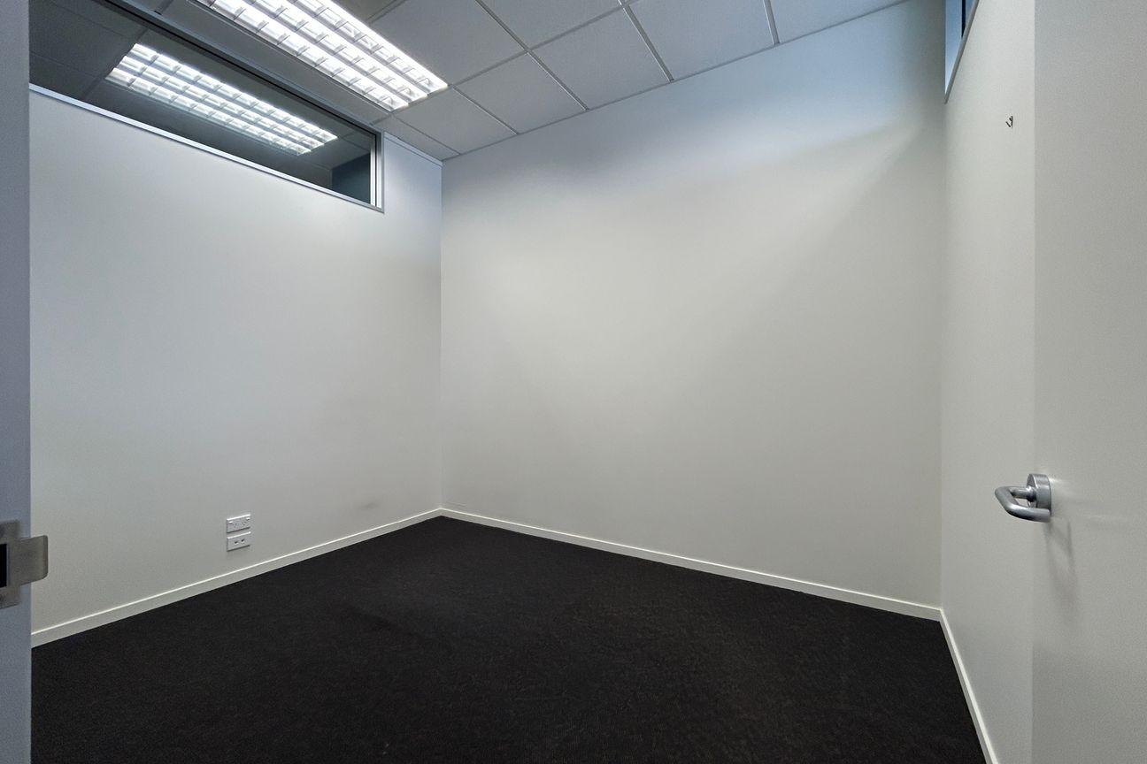 Partitioned Offices in Top Town Complex - Vista 6