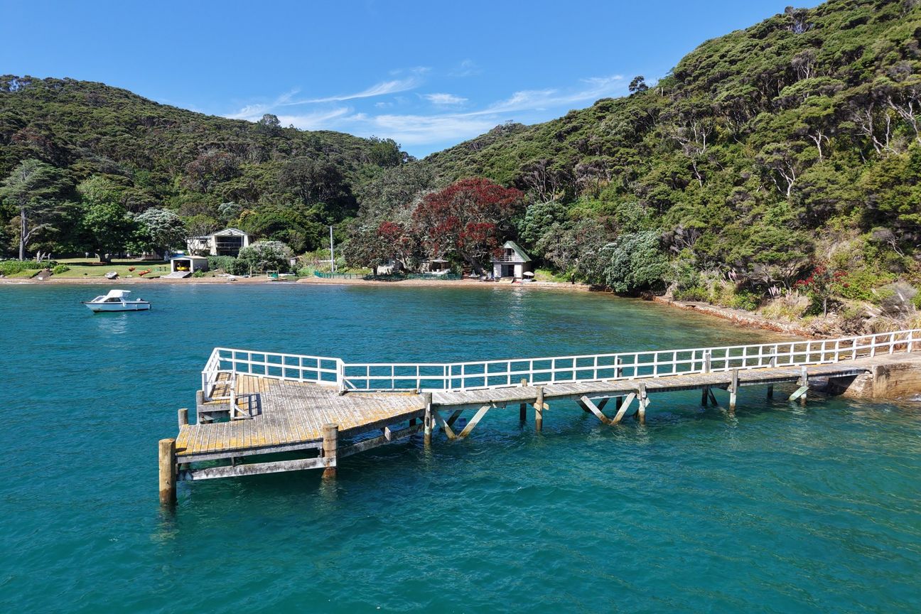 Family Trust's waterfront property priced to sell! - Widok 4