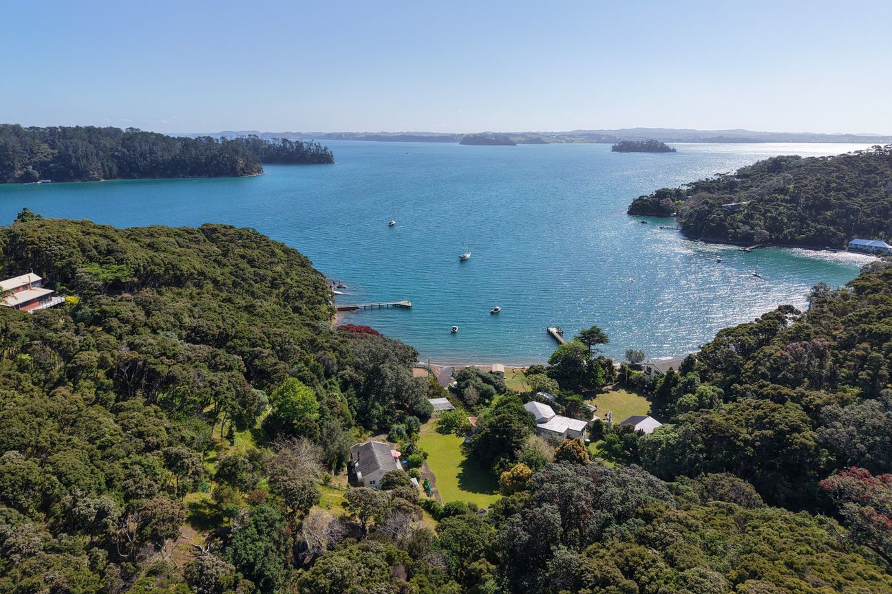 Family Trust's waterfront property priced to sell! - Widok 5