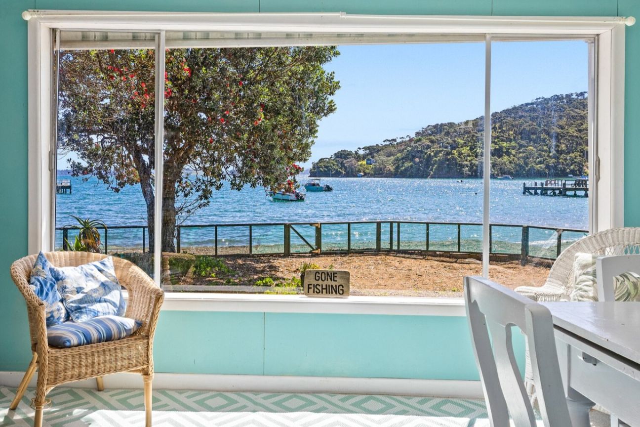 Family Trust's waterfront property priced to sell! - Widok 3