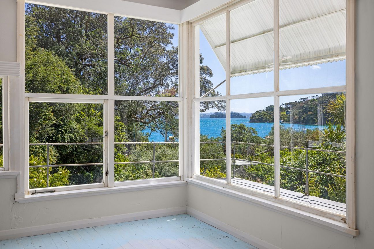 Family Trust's waterfront property priced to sell! - Widok 6