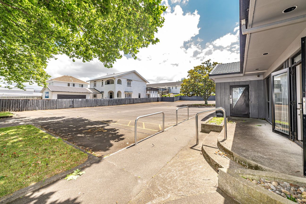 High-profile corner site – scale and exposure - Bild 6