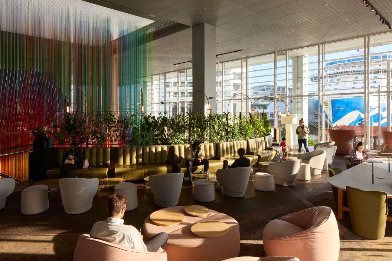 CBRE - Premium Waterfront Office Suites - Изглед 2