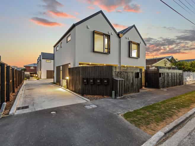 2/358 Hereford Street, Linwood