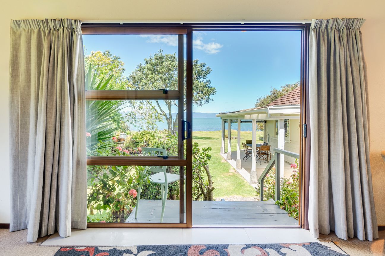 Quintessential Waterfront Kiwi Bach - Vista 2