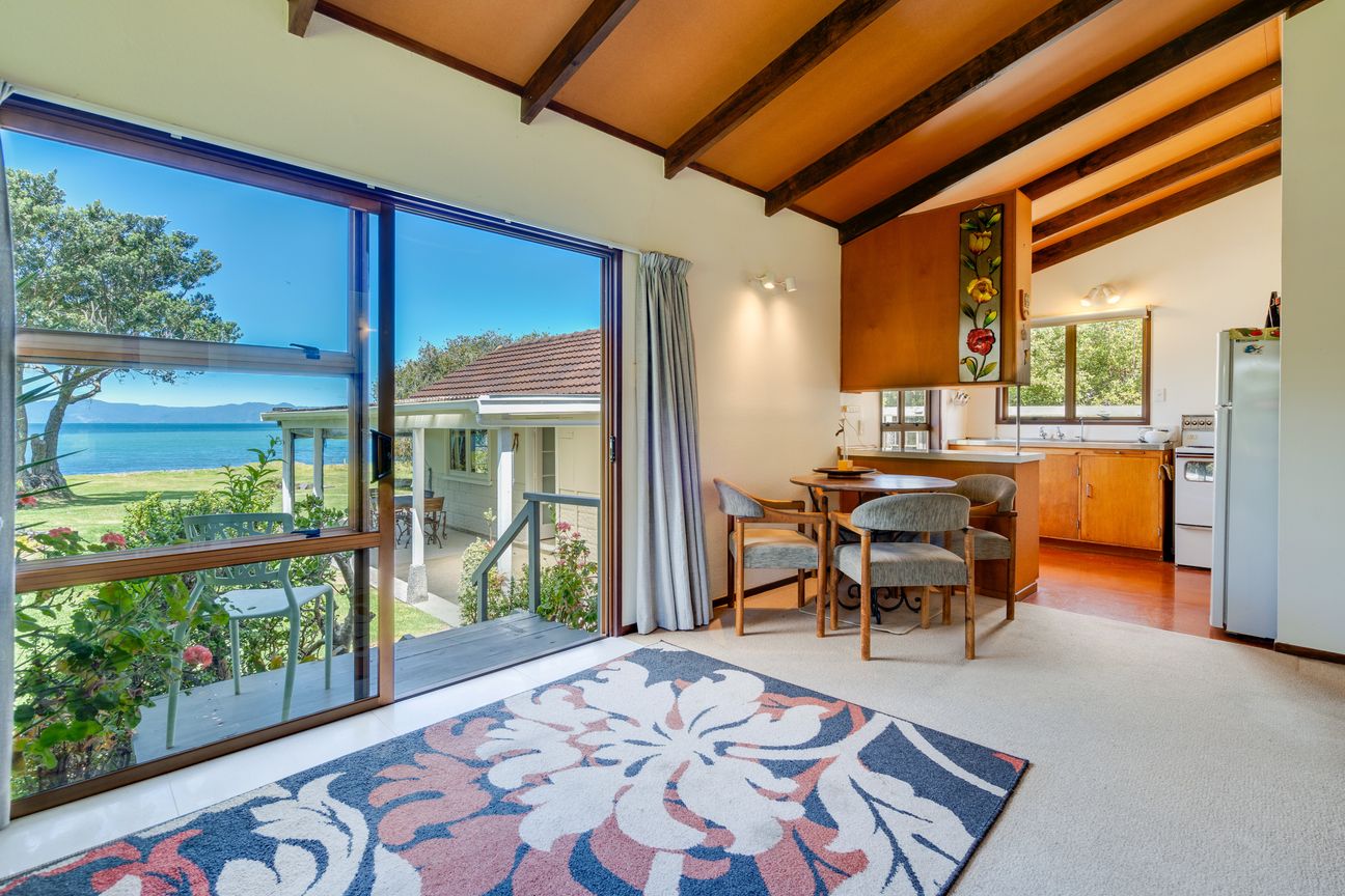 Quintessential Waterfront Kiwi Bach - Vista 3