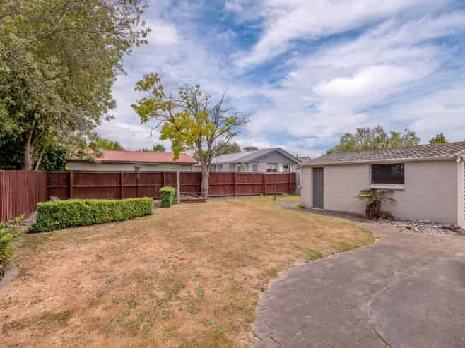 60 Solomon Ave, Redwood