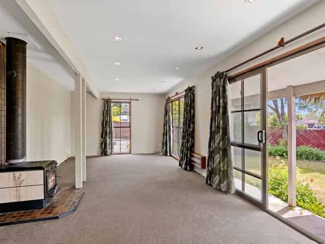 60 Solomon Ave, Redwood