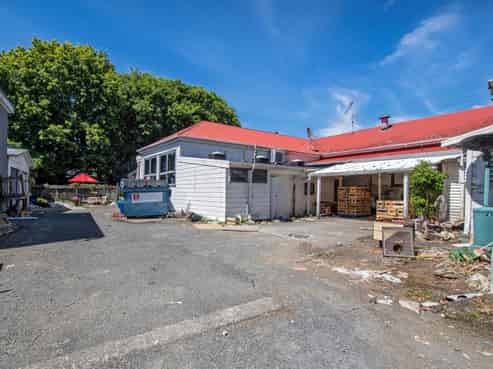 ICONIC HIKURANGI HOTEL
