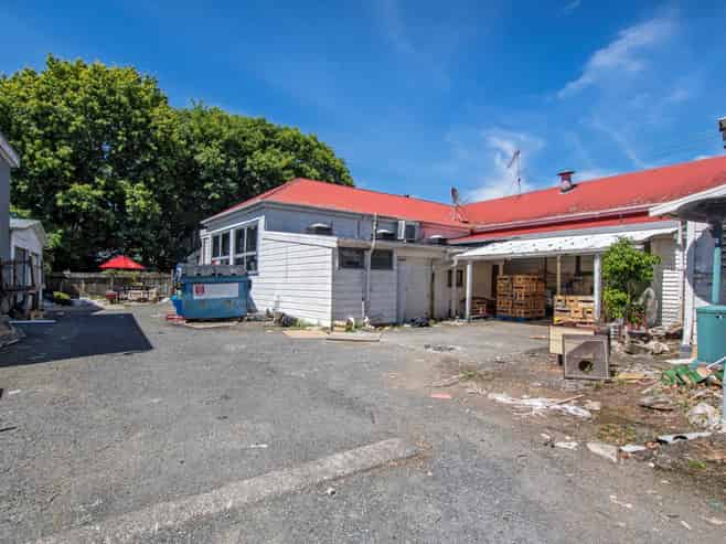 ICONIC HIKURANGI HOTEL
