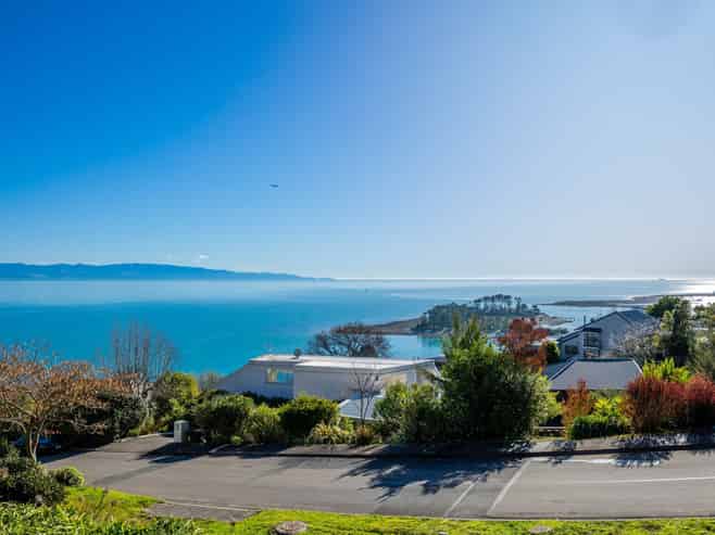 52 The Cliffs, Britannia Heights