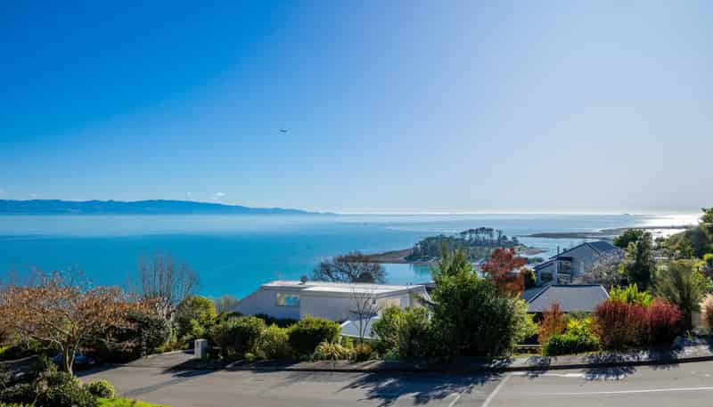 52 The Cliffs, Britannia Heights