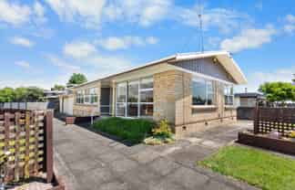 10 Garden Heights Avenue, Glenview