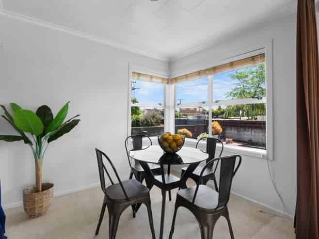 10 Garden Heights Avenue, Glenview