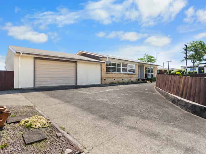 10 Garden Heights Avenue, Glenview