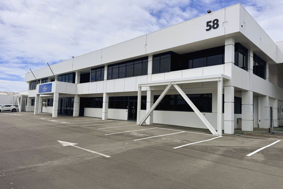 Expansive City Fringe Office with Parking – pohled 4